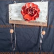 Kapstok hout en metaal, 1 roos rood, 2 haken, eiken plank 28x18x2cm.