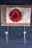 Kapstok hout en metaal, 1 roos, 2 haken, eiken plank 32x22x3cm.