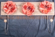Kapstok hout en metaal, 3 rozen rood, 2 haken, eiken plank 55x14x2cm.