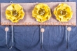 Kapstok hout en metaal, 3 rozen geel, 3 haken, eiken plank 54x16x3cm.