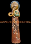 Beeldje Mexicaanse vrouw met leguaan 9x8x38cm. groen/bruin