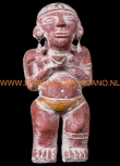 Maya beeld 13x14x37cm. rood met vaas